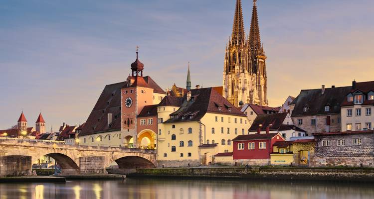 Scène du soir du pont de pierre de Ratisbonne et de la cathédrale aux tours jumelles se reflétant dans le Danube.