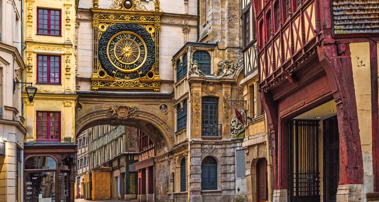 Die prachtvolle Gros-Horloge über einem mittelalterlichen Torbogen in einer malerischen Straße in Rouen.