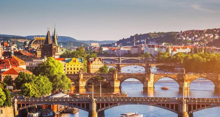 Vue panoramique des ponts sur la rivière Vltava à Prague.