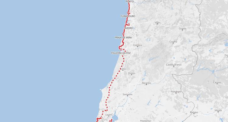 Mapa detallado de la costa oeste de Portugal mostrando una ruta de ciclismo en rojo desde Porto hacia el sur.