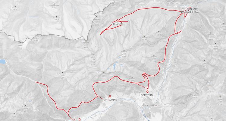 Topografische kaart met rode routelijnen gemarkeerd op het terrein.