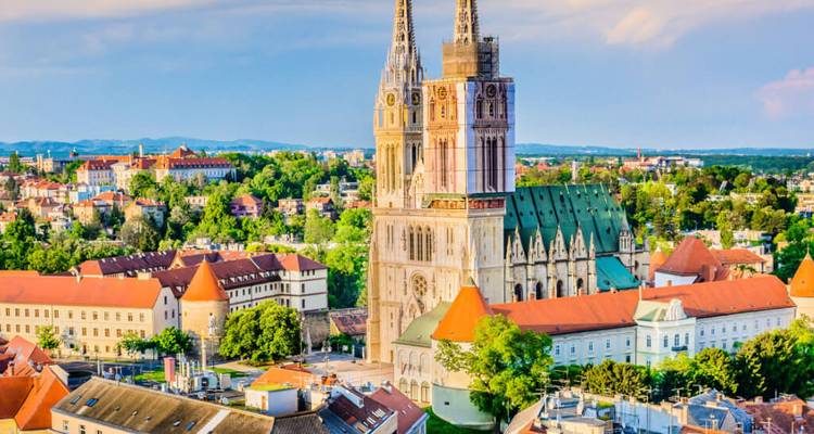 Cathédrale époustouflante située dans un environnement urbain avec des arbres environnants.