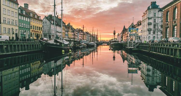 Una hermosa vista de un puerto colorido durante la puesta de sol.