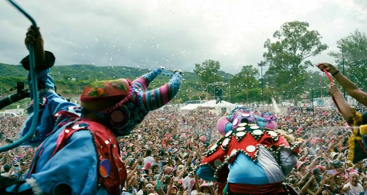 Levendig festival met mensen in kleurrijke kostuums