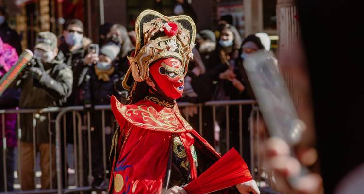 Culturele straatartiest in traditionele kledij