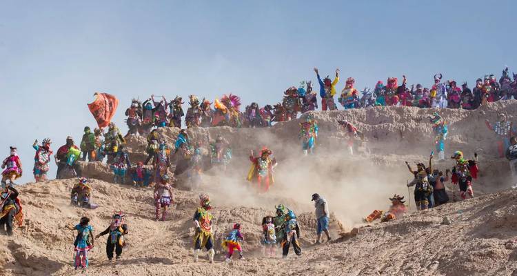 Grote menigte mensen in traditionele kostuums op kliffen
