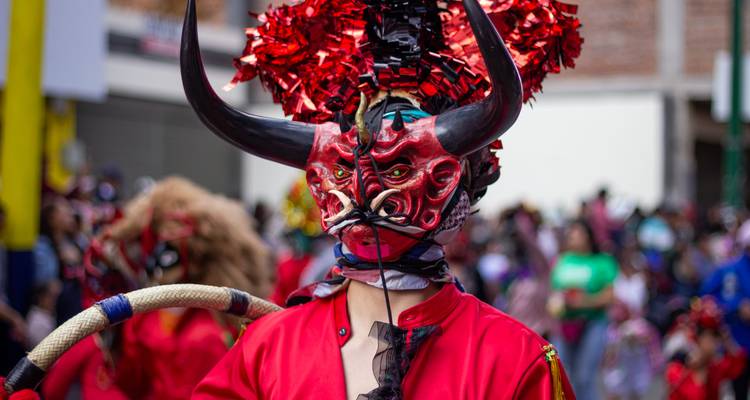 Persoon in een stierenkostuum op een festival