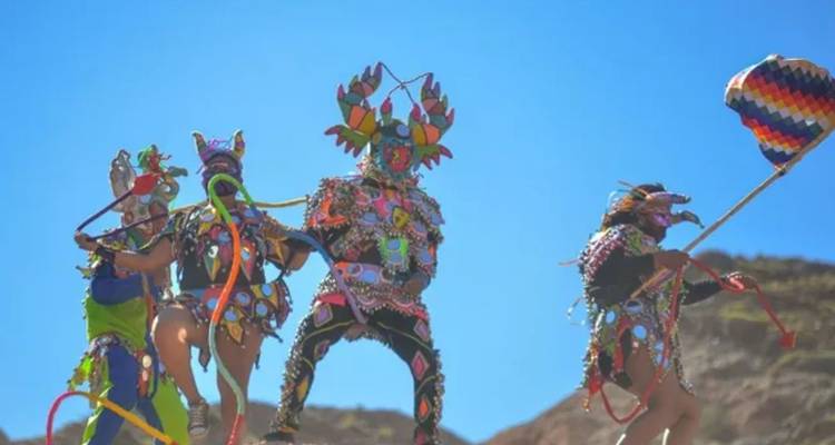 Mensen in kleurrijke kostuums op een heuveltop