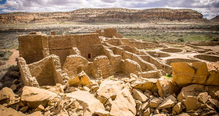 Ruinas de un asentamiento antiguo en un paisaje desértico.