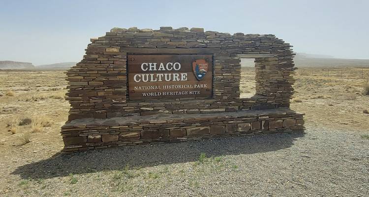 Un letrero del Parque Histórico Nacional de la Cultura Chaco hecho de piedra.