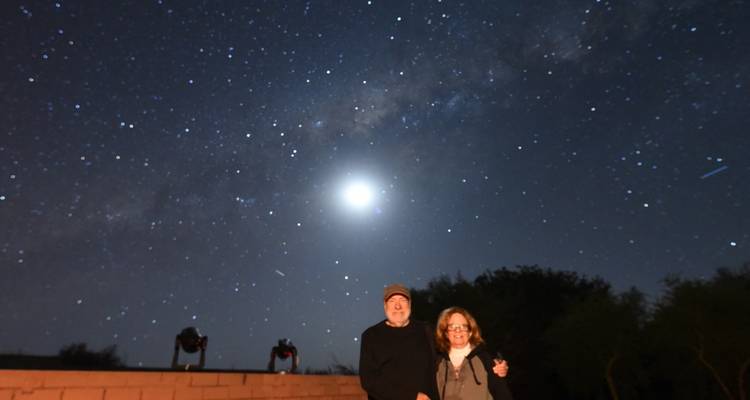 Gente observando las estrellas con un cielo nocturno despejado