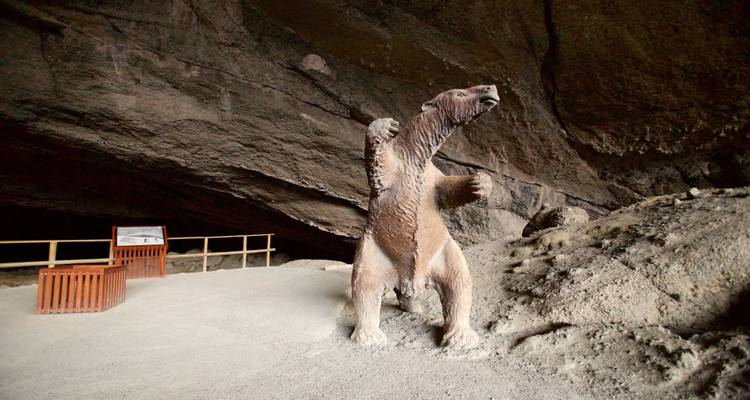 Replica van de prehistorische reuzeluiaard in de Milodon Grot met ruwe rotsachtige wanden
