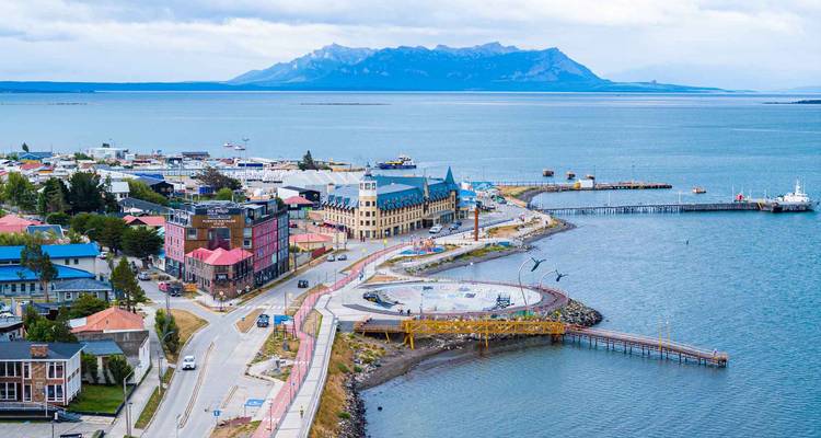 Luchtfoto van kustplaats Puerto Natales met kleurrijke gebouwen en bergen in de verte