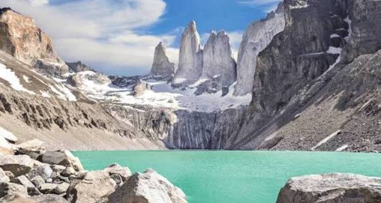 Turquoise gletsjermeer onder de drie graniettorentjes van Torres del Paine