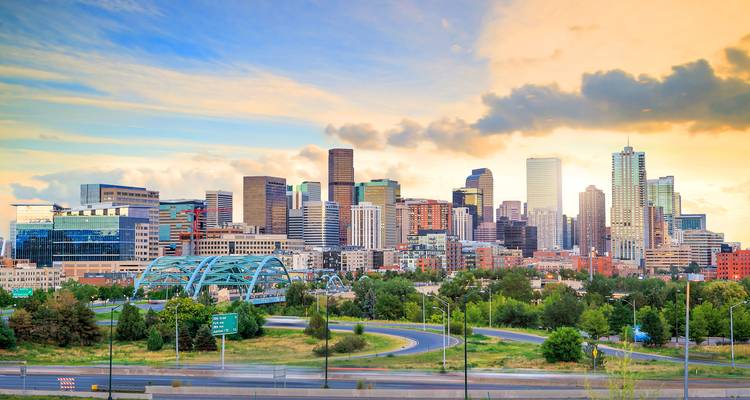 Horizonte de Denver con colores de atardecer en el cielo.