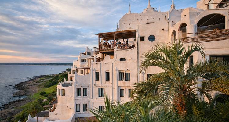 Station balnéaire à l'architecture unique surplombant la mer.