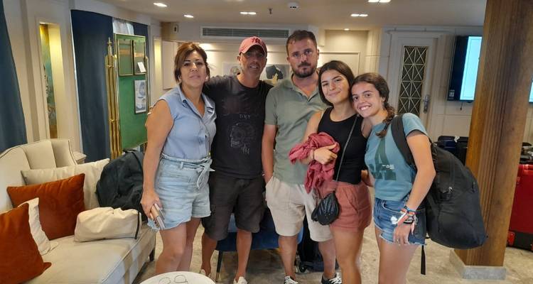 Familia posando dentro del vestíbulo de un hotel.