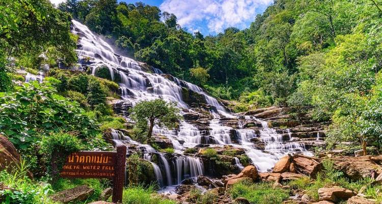 La cascade multi-niveaux Mae Ya dévale à travers la jungle luxuriante de Chiang Mai.