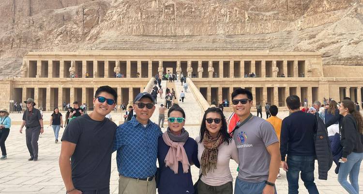 Famille posant devant le temple historique d'Hatchepsout.