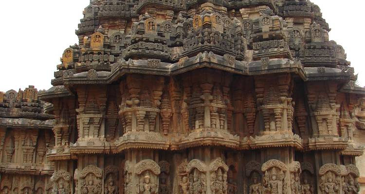 Gros plan d'une architecture de temple ancien avec des sculptures complexes.
