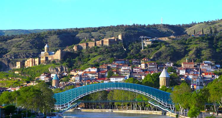 Vista de Tiflis con el Puente de la Paz sobre el río Kura.