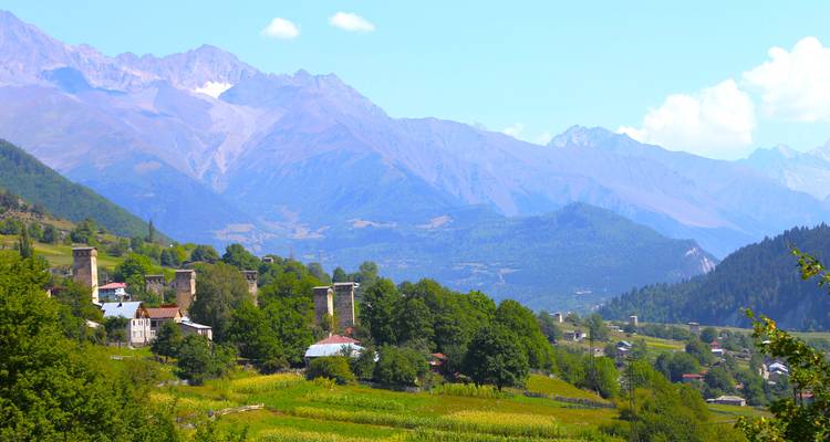 Vista panorámica de montañas y torres tradicionales en Mestia.