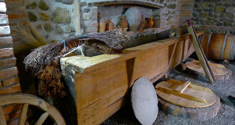 Vista interior de una bodega tradicional georgiana.
