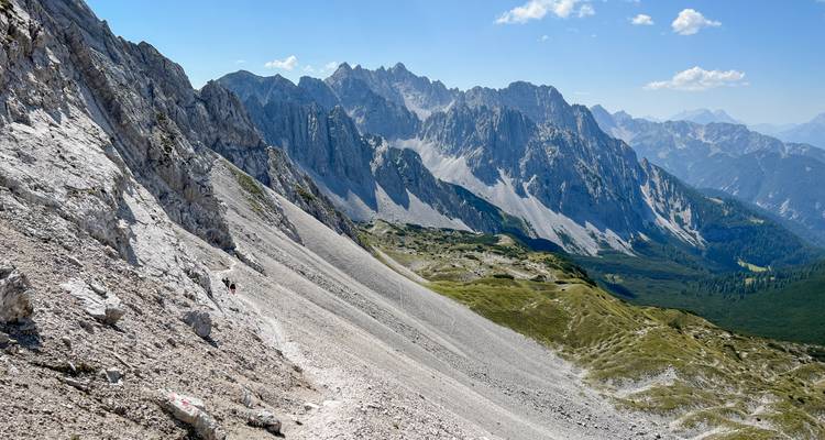 Paysage montagneux avec un sentier de randonnée.