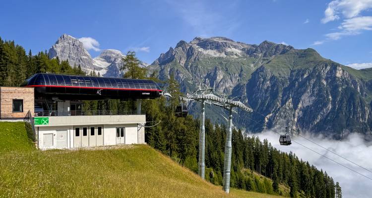 Station de téléphérique dans les montagnes avec un paysage magnifique.