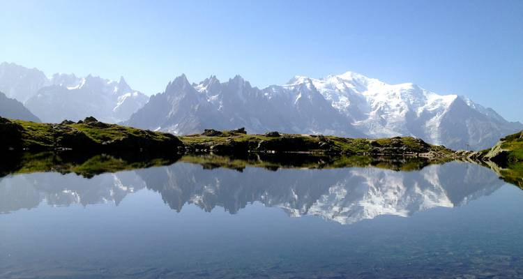 Impresionante cordillera reflejada en un lago cristalino.