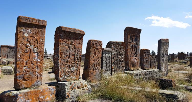 Piedras talladas antiguas bajo un cielo azul despejado.