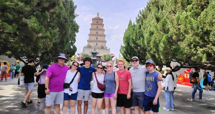 Gruppe von Menschen, die vor einer traditionellen Pagode posieren