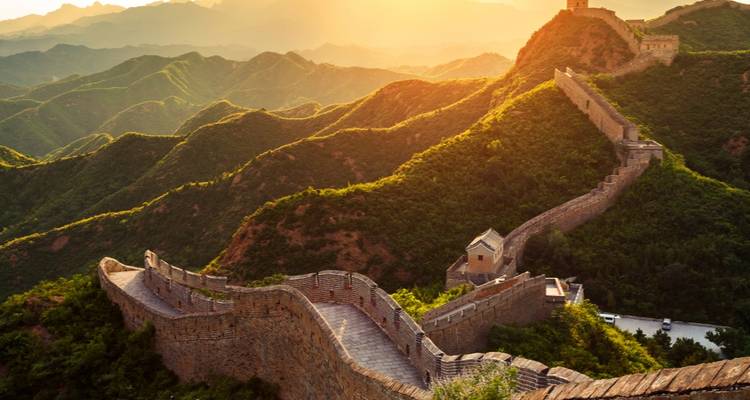 Chinesische Mauer erstreckt sich über Hügelkuppen bei Sonnenuntergang