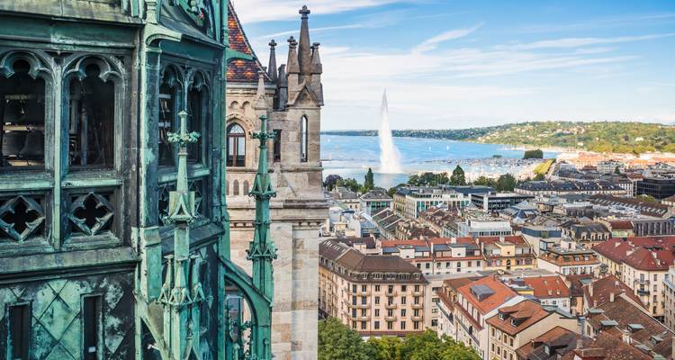 Vue depuis la tour de la cathédrale sur les toits de Genève vers la fontaine du Jet d'Eau et le lac