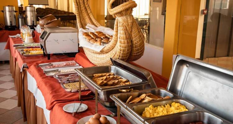 Configuration de buffet avec une variété d'articles de petit-déjeuner dans une salle à manger.