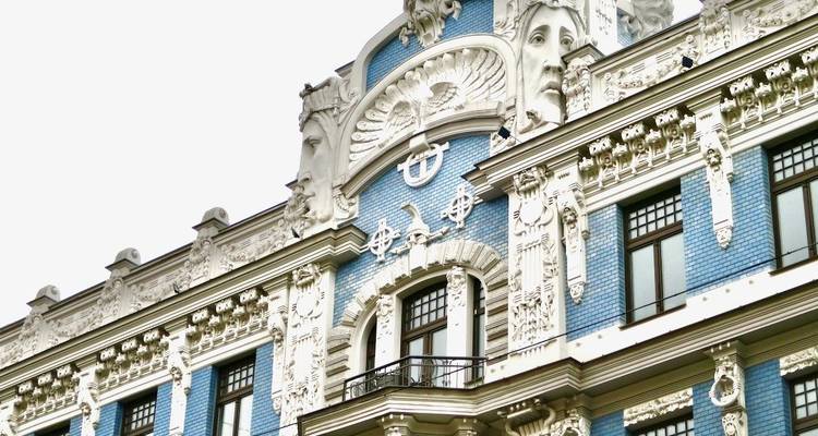 Façade d'un bâtiment historique bleu avec une architecture détaillée.