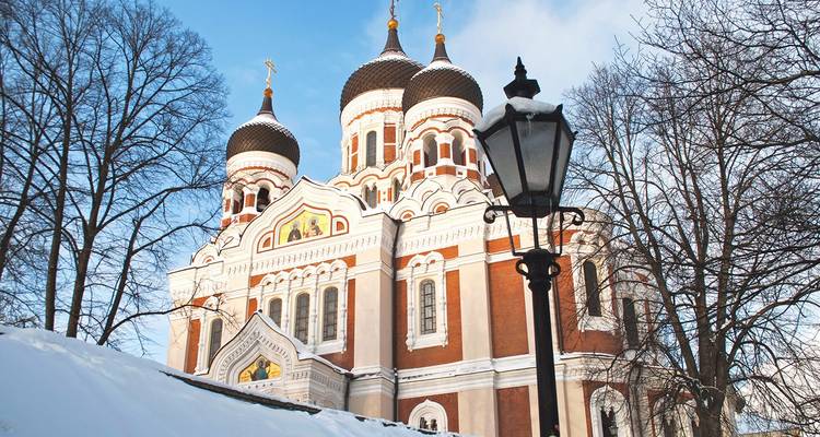 Église à l'architecture distinctive dans un cadre enneigé.