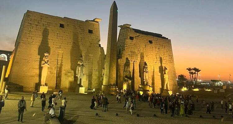 Multitud en el Templo de Luxor durante el crepúsculo.