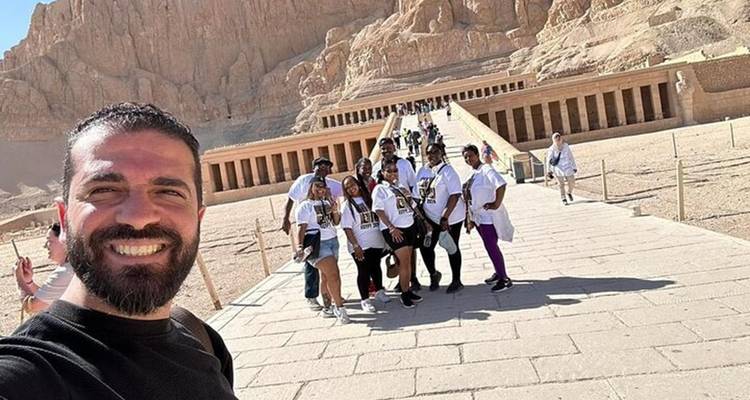 Selfie frente al Templo de Hatshepsut con un grupo de turistas.