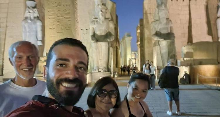 Selfie en el Templo de Luxor con detalles de la estatua.