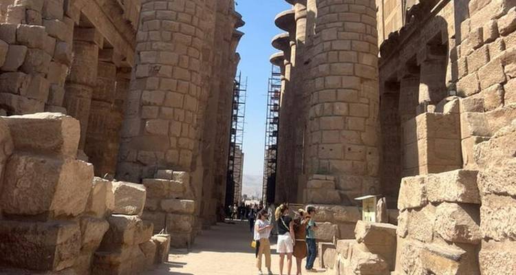 Turistas caminando por el Templo de Karnak.