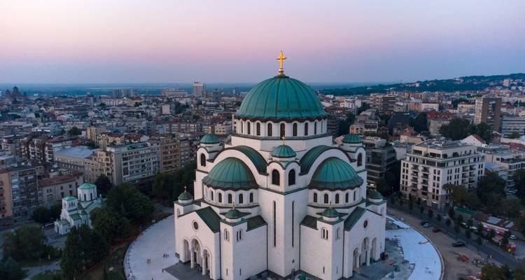 Drone schemerschot van de grootse Tempel van Sint Sava die uittorent boven het stadsbeeld van Belgrado.