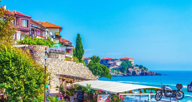 Ville côtière avec des bâtiments colorés sur des falaises.