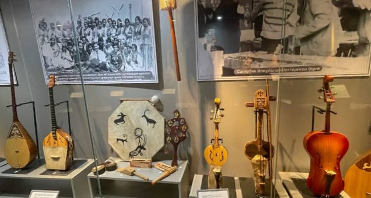Exposición de instrumentos musicales tradicionales en un museo.