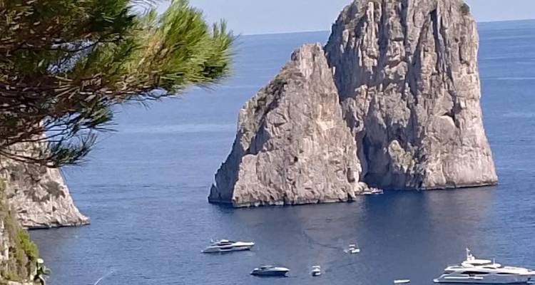 Falaises dans la mer avec des bateaux qui les entourent.
