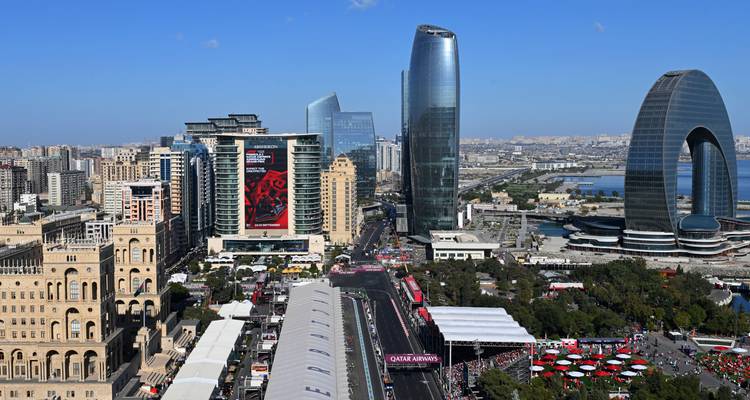 Paisaje urbano de Bakú con rascacielos modernos y calles de la ciudad.