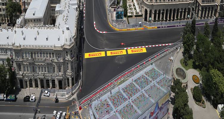 Una esquina de un circuito de carreras en Bakú, con un coche tomando una curva.