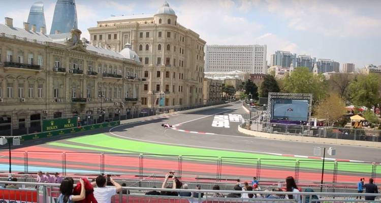Vista del Circuito de la Ciudad de Bakú con espectadores y pista colorida.