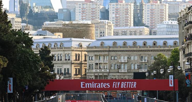 Vista desde la calle de un circuito de carreras en Bakú con edificios de la ciudad a lo lejos.