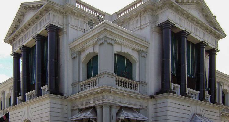 Ein historisches Gebäude mit Säulen und kunstvollen Details.